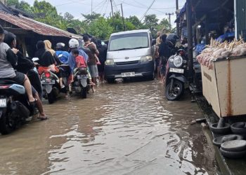 Aktivitas Perdagangan di TPI Labuang Tetap Berjalan Meski Tergenang Banjir