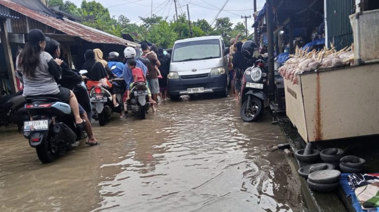 Aktivitas Perdagangan di TPI Labuang Tetap Berjalan Meski Tergenang Banjir