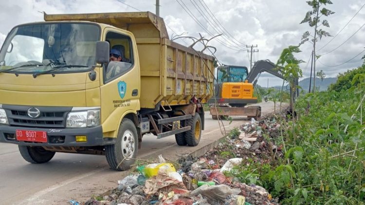 DLH MAROS APRESIASI GERAK CEPAT PEMDES DAN TNI BERSIHKAN SAMPAH DI POROS MANGENTO-SUDIANG