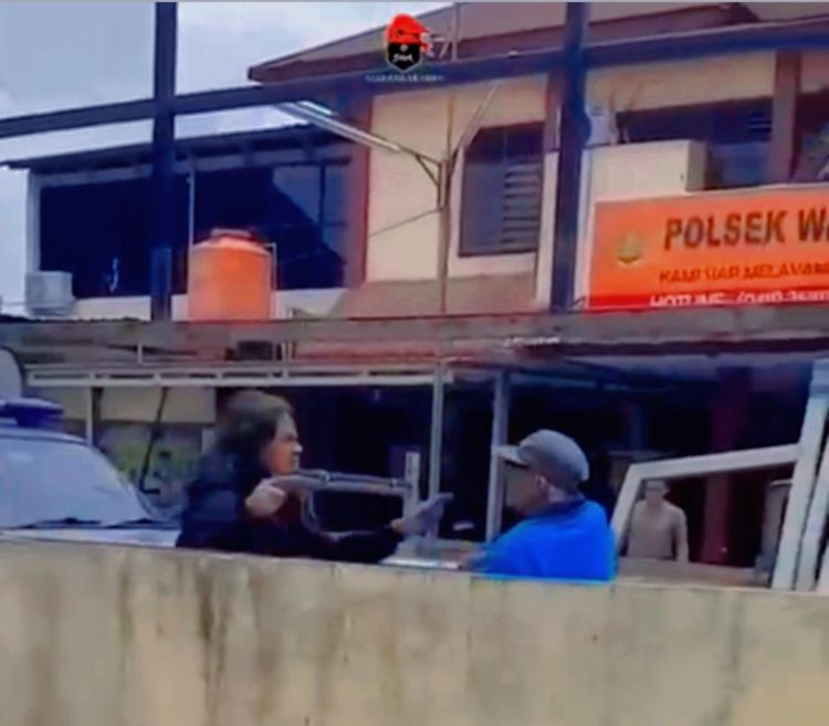 VIRAL: Pria Diduga ODGJ Ngamuk di Polsek Wajo, Kejar Polisi Pakai Obeng!