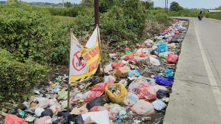 Sampah Kembali Menumpuk di Jalan Poros Mangento Sudiang, Kesadaran Warga Dipertanyakan