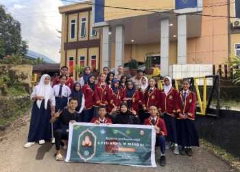 Semangat Ramadhan: Siswa SMPN 16 Mandai Tebar Kebaikan Melalui Aksi Berbagi Ratusan Takjil