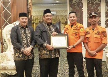 Dukungan di Medan Ekstrem Bulusaraung, Bupati Maros Terima Penghargaan Basarnas