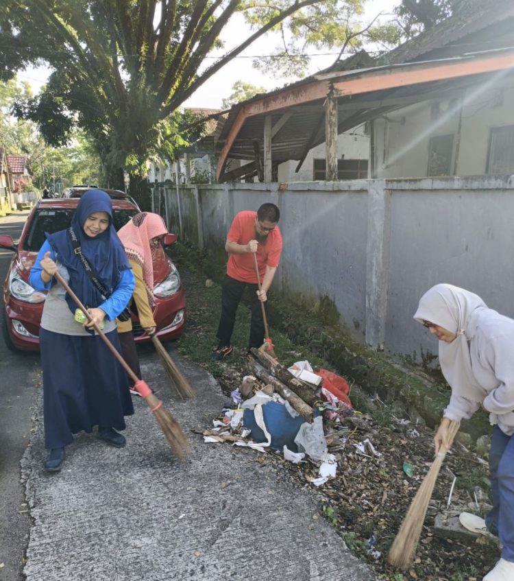 Wujudkan Lingkungan Kerja yang Nyaman, Disdikbud Maros Masifkan Gerakan “Asri Jumat Bersih”