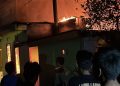 Respon Cepat Damkar Maros Padamkan Kebakaran di Permukiman Bontoa