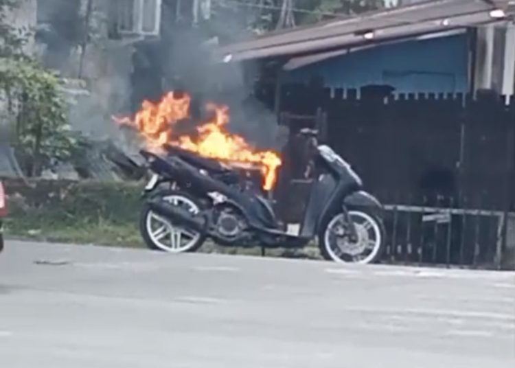 Motor Matic Ludes Terbakar di Perempatan Lampu Merah Turikale, Satu Keluarga Nyaris Jadi Korban