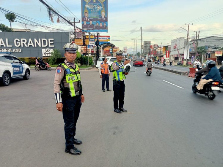 Urai Kemacetan Sore, Sat Lantas Polres Maros Siaga Di Titik Rawan
