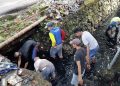Cegah Banjir, Warga Turikale Bersama Satgas Kebersihan DLH Maros Bahu-Membahu Bersihkan Drainase
