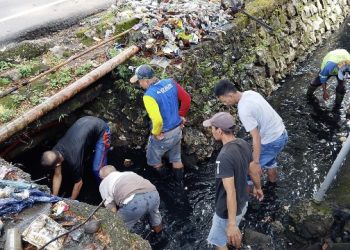 Cegah Banjir, Warga Turikale Bersama Satgas Kebersihan DLH Maros Bahu-Membahu Bersihkan Drainase
