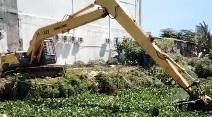 Atasi Pendangkalan, BBWS Pompengan Jeneberang Terjunkan Ekskavator Bersihkan Eceng Gondok di Sungai Daya