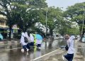 Meski Di Guyur Hujan, Personel Polsek Turikale Kabupaten Maros Tetap Semangat Atur Arus Lalu Lintas Di Jam Bubaran Anak Sekolah