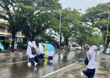 Meski Di Guyur Hujan, Personel Polsek Turikale Kabupaten Maros Tetap Semangat Atur Arus Lalu Lintas Di Jam Bubaran Anak Sekolah
