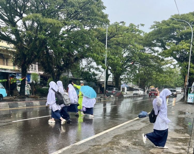 Meski Di Guyur Hujan, Personel Polsek Turikale Kabupaten Maros Tetap Semangat Atur Arus Lalu Lintas Di Jam Bubaran Anak Sekolah