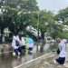 Meski Di Guyur Hujan, Personel Polsek Turikale Kabupaten Maros Tetap Semangat Atur Arus Lalu Lintas Di Jam Bubaran Anak Sekolah
