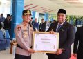 Upacara Hardiknas di Maros Diwarnai Pemberian Penghargaan Bupati kepada Kapolres