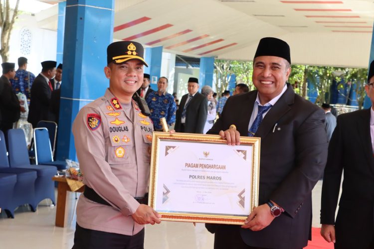 Upacara Hardiknas di Maros Diwarnai Pemberian Penghargaan Bupati kepada Kapolres