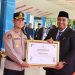 Upacara Hardiknas di Maros Diwarnai Pemberian Penghargaan Bupati kepada Kapolres