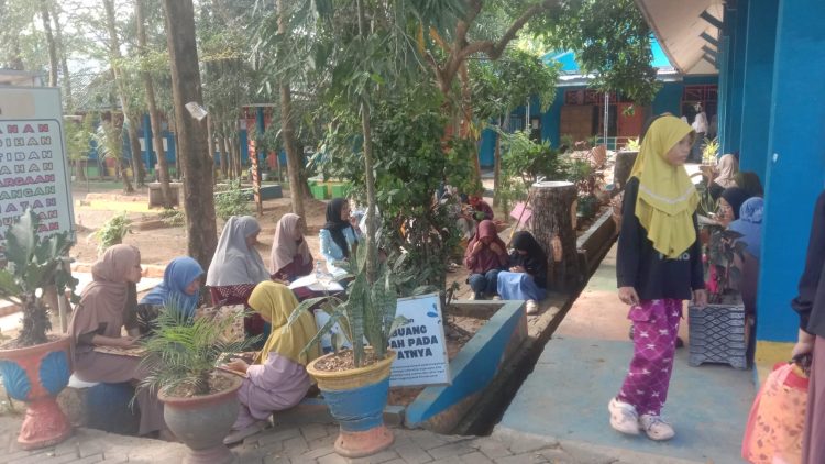 Hari Pertama Jalur Afirmasi di SMPN 16 Mandai, Calon Siswa dan Orang Tua Antusias Mengantre