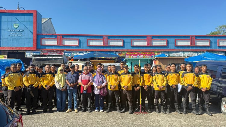 Sambut HUT Bhayangkara ke-80, 100 Personel Polda Sulsel Terjun Bersihkan 2 Pasar di Maros