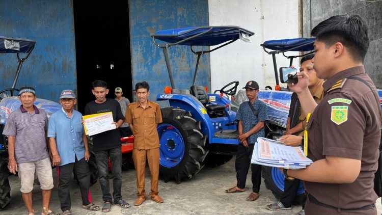 Dinas Pertanian Maros Serahkan Bantuan Traktor Roda 4, Didampingi Kejaksaan Negeri
