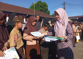 Sukseskan Program GEMAR Bupati Maros, Ayah di SDN 234 Barambang Antusias Ambil Rapor Anak