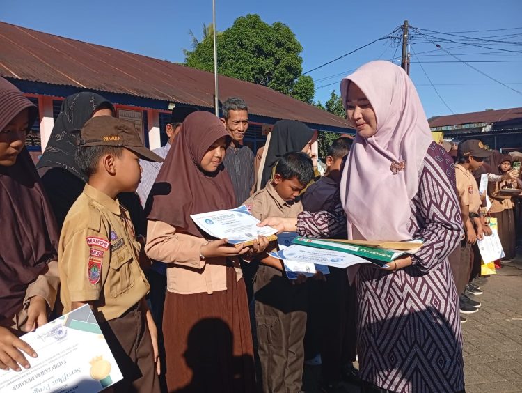 Sukseskan Program GEMAR Bupati Maros, Ayah di SDN 234 Barambang Antusias Ambil Rapor Anak