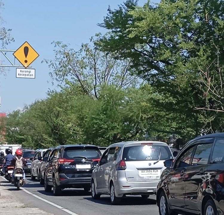 Biang Kerok Kemacetan di Jalan Perintis Kemerdekaan Daya: Warga Tuntut Evaluasi Amdal Lalin Sejumlah Usaha Komersial!