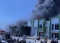 Kawasan Pergudangan Parang Loe Indah Tamalanrea Terbakar, Petugas Berjibaku Padamkan Api