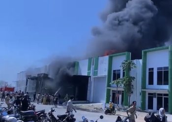 Kawasan Pergudangan Parang Loe Indah Tamalanrea Terbakar, Petugas Berjibaku Padamkan Api