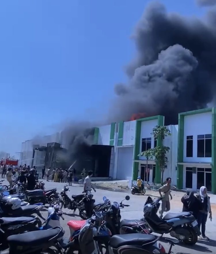Kawasan Pergudangan Parang Loe Indah Tamalanrea Terbakar, Petugas Berjibaku Padamkan Api