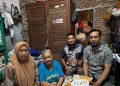 Susuri Lorong Malam Hari, Lurah Daya Antar Langsung Bantuan PKH ke Rumah Lansia dan Disabilitas