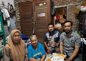 Susuri Lorong Malam Hari, Lurah Daya Antar Langsung Bantuan PKH ke Rumah Lansia dan Disabilitas