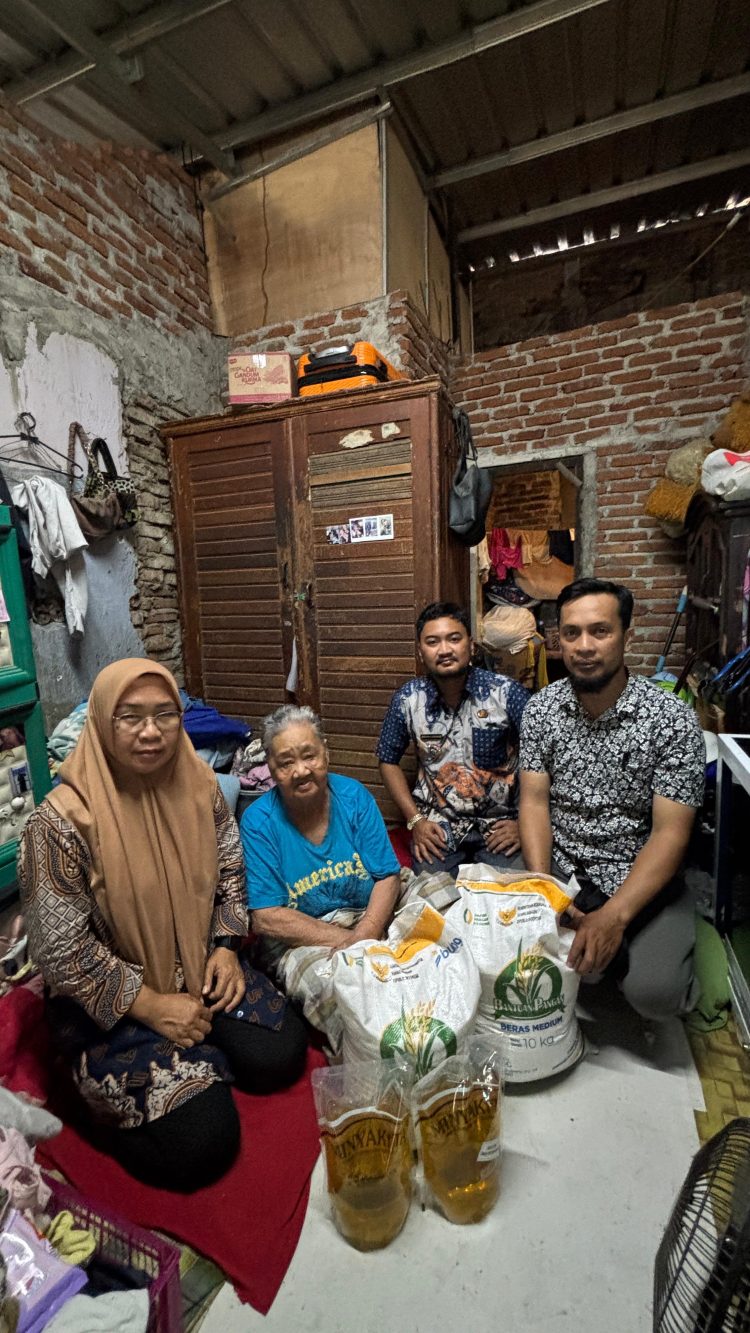 Susuri Lorong Malam Hari, Lurah Daya Antar Langsung Bantuan PKH ke Rumah Lansia dan Disabilitas
