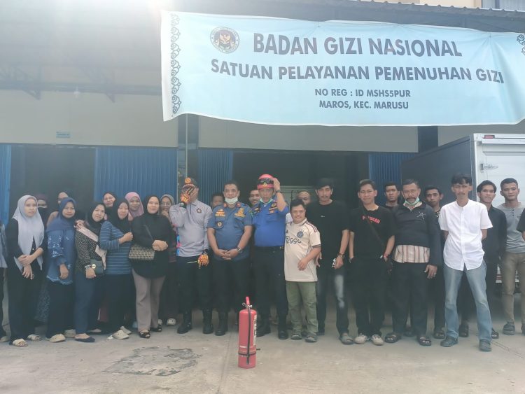 Antisipasi Kebakaran, Damkar Maros Gelar Simulasi Penggunaan APAR di SPPG 05 Marusu