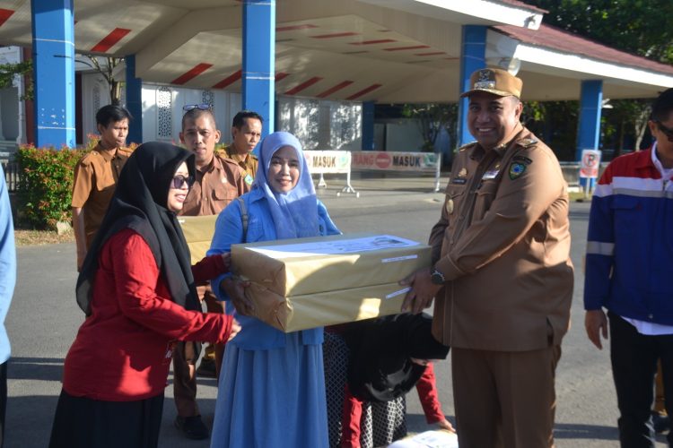 Bupati Maros Pimpin Apel Penghormatan Bendera, Serahkan Penghargaan Koperasi dan Bantuan UMKM