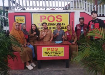 Lurah Daya Dampingi Mahasiswa KKN Unhas 116 Bagikan Komposter dan Tempat Sampah Door to Door di RW 04
