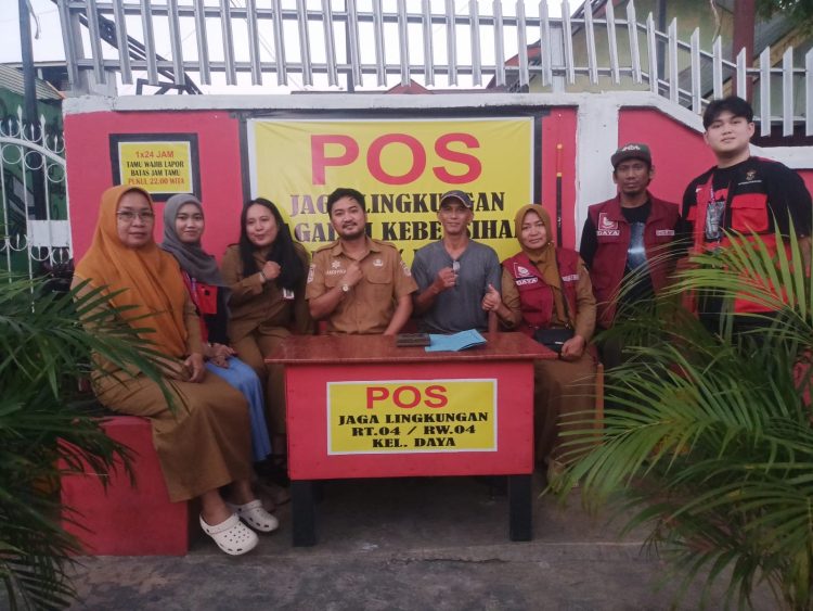 Lurah Daya Dampingi Mahasiswa KKN Unhas 116 Bagikan Komposter dan Tempat Sampah Door to Door di RW 04