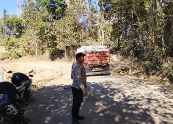 Beri Rasa Aman dan Kelancaran Lalu Lintas, Bhabinkamtibmas Polres Enrekang Turun Tangan Atur Jalur Amblas Kabere