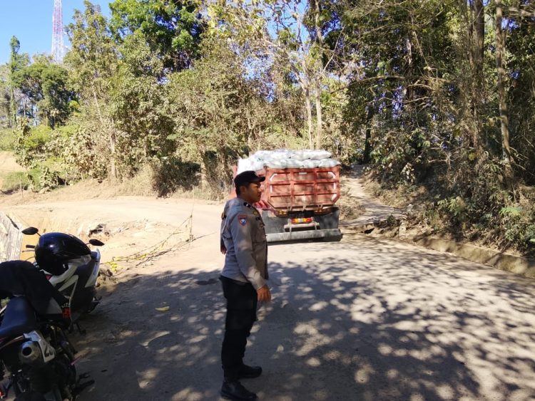 Beri Rasa Aman dan Kelancaran Lalu Lintas, Bhabinkamtibmas Polres Enrekang Turun Tangan Atur Jalur Amblas Kabere