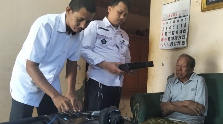 Tembus Pematang Sawah demi Kelompok Rentan, Tim SITANDUK Disdukcapil Maros Gelar Perekaman E-KTP Door to Door