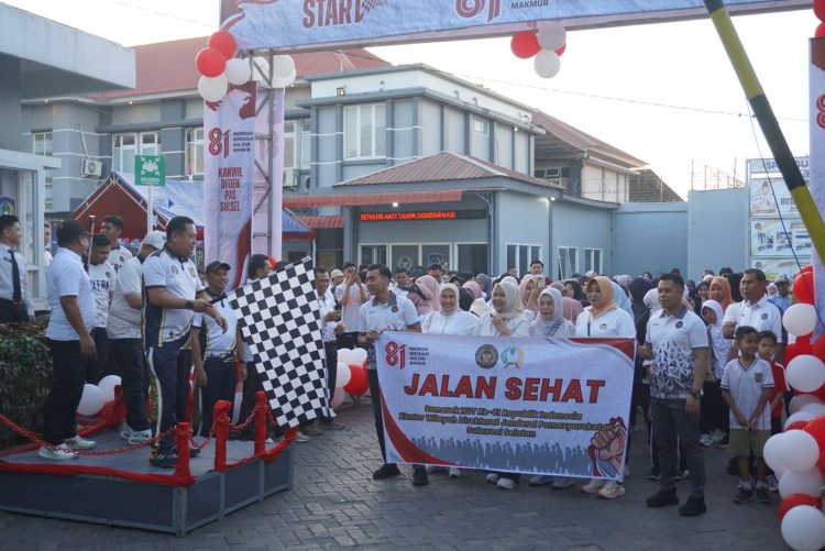 Semarak HUT ke-81 RI, Lapas Maros Meriahkan Jalan Santai Bersama UPT Pemasyarakatan