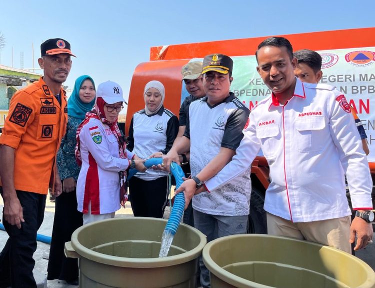 Aksi Nyata Peduli Kekeringan, Kejari Maros Gelar Bakti Sosial Penyaluran Air Bersih untuk Warga Bontoa