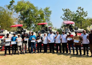 Perkuat Ketahanan Pangan, Bupati Maros Serahkan Bantuan Belasan Unit Alsintan ke Kelompok Tani