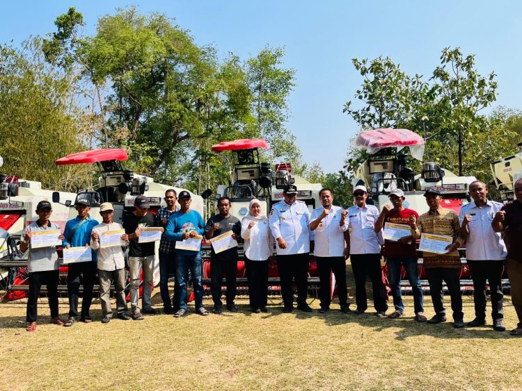 Perkuat Ketahanan Pangan, Bupati Maros Serahkan Bantuan Belasan Unit Alsintan ke Kelompok Tani