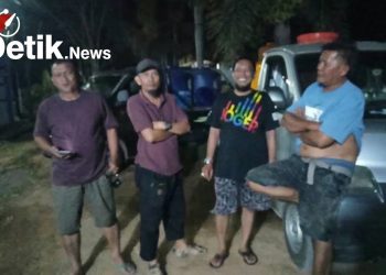 KEMARAU EKSTREM: Demi Pelanggan di Mandai, Personel PDAM Maros Lembur Salurkan Air Bersih hingga Subuh
