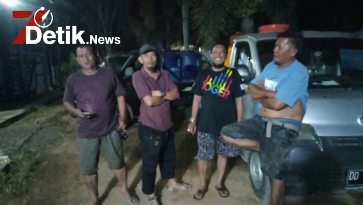 KEMARAU EKSTREM: Demi Pelanggan di Mandai, Personel PDAM Maros Lembur Salurkan Air Bersih hingga Subuh
