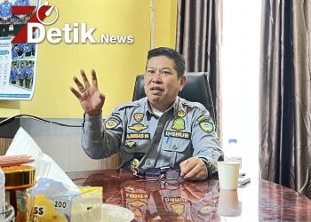 Bahu Jalan Jadi Lapak Jualan, Kawasan Ramai Jalbar Maros Dikeluhkan Pengguna Jalan Kadis Perhubungan atensi keluhan masyarakat.