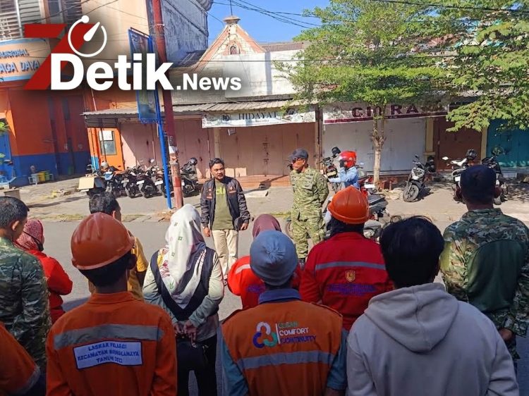 Tingkatkan Kebersihan Lingkungan, Lurah Daya Bersama Danramil Biringkanaya Gelar Aksi “Jum’at Bersih” di Pusat Niaga Daya