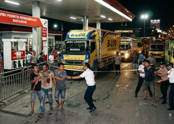 Lama Mengantre BBM Berakhir Tragedi, Sopir Truk di Makassar Ditikam Badik Gegara Serobot Antrean Solar