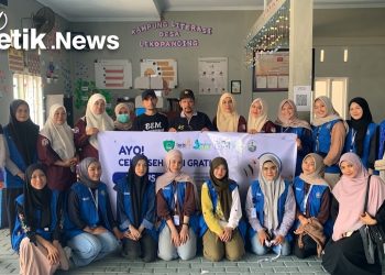 Warga Desa Lekopancing Antusias Ikuti Pemeriksaan Kesehatan Gratis dan Terima Bibit Tanaman Produktif